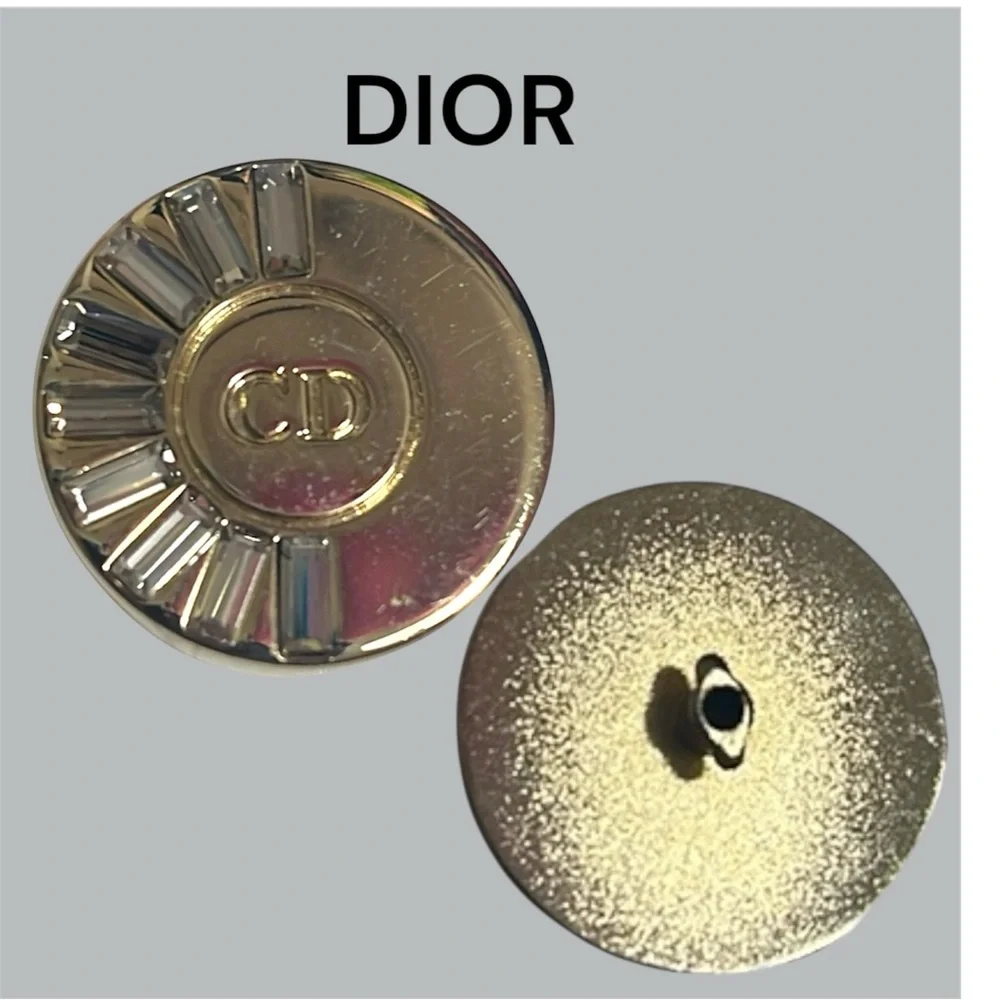 DIOR ICONIC CD LETTERS RHINESTONES 
BROOCH  BAG PIN
GOLD TONE METAL - Picture 2 of 6
